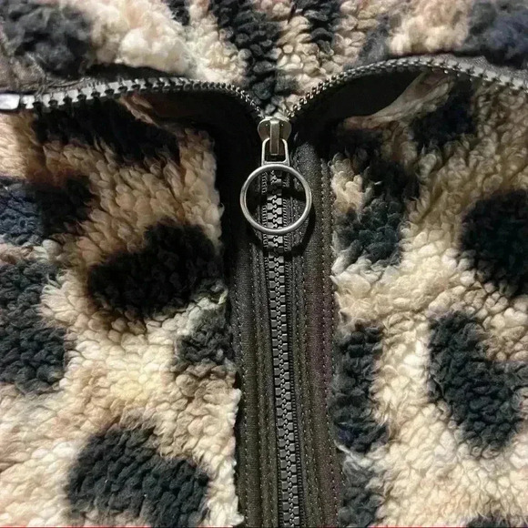 Cozy Sherpa Womens Leopard Fleece Pullover Size Medium - Picture 3 of 5